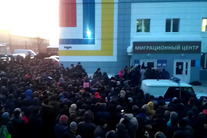 ОМОН разогнал несколько тысяч мигрантов в Томске