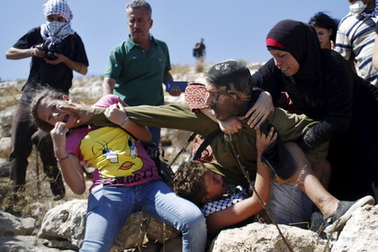 Палестинцы пытаются помешать израильскому солдату задержать мальчика