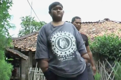 «Самый толстый в мире мальчик» похудел и смог встать с дивана