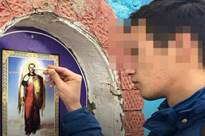 Затушившего сигарету об икону студента задержали