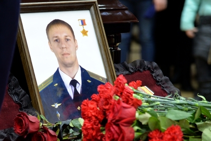 Путин вручил Звезду Героя вдове погибшего в Сирии пилота Су-25