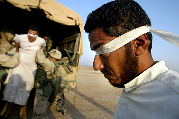Американцы во время вторжения 2003 года задерживают сторонников Саддама Хусейна