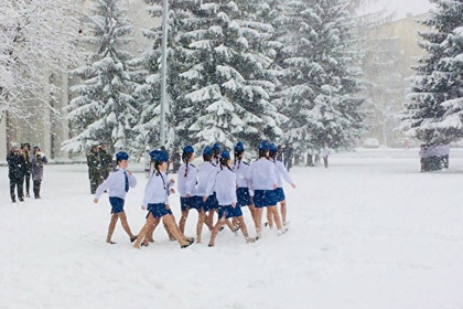На Урале девушки маршировали по снегу в юбках и балетках