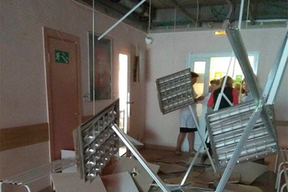 В больнице Екатеринбурга потолок не дождался ремонта и рухнул