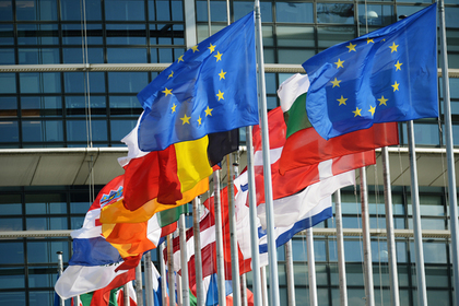 Флаги у здания Европейского парламента