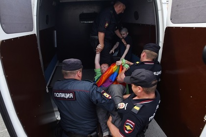 Десятки ЛГБТ-активистов задержали в Петербурге