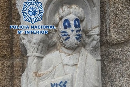 Статую святого XII века осквернили синей кошачьей мордой