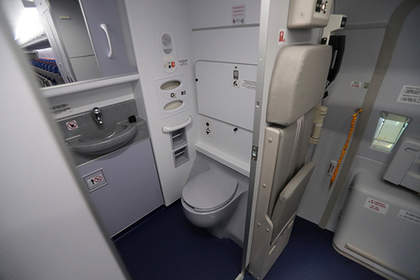 Впервые летевший на самолете пассажир перепутал аварийную дверь с туалетом