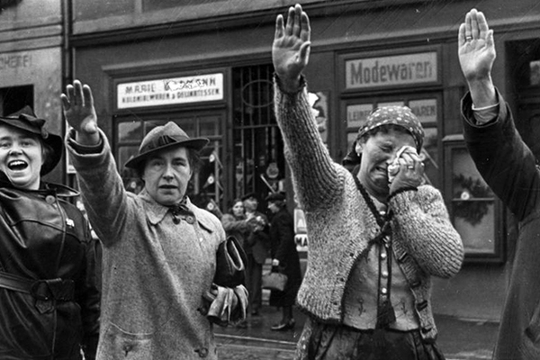 Немецкие жители чехословацкого города Хеба приветствует германские войска. Октябрь 1938 г.
