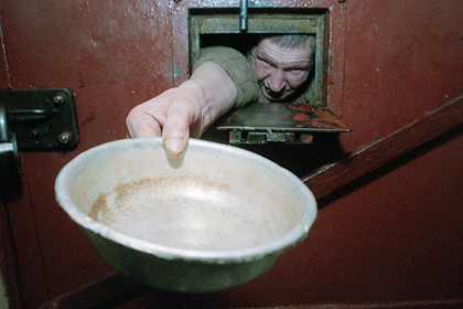 Заключенных ярославской колонии стали кормить с лопаты