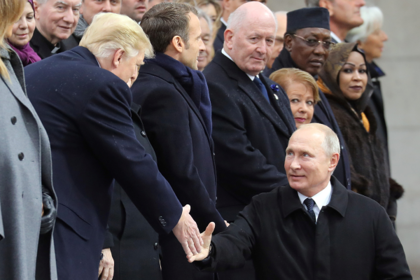Дональд Трамп и Владимир Путин пожимают руки в Париже