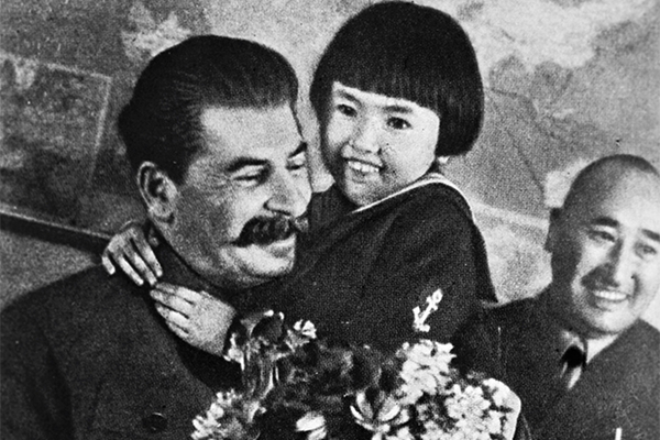Иосиф Сталин, Энгельсина Маркизова и Михей Ербанов. Москва, Кремль, 1936 год. Через год отца Энгельсины арестовали и расстреляли, а ее вместе с матерью отправили в ссылку
