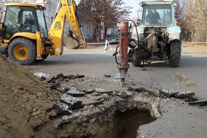 В российском городе обвалилась дорога из-за кражи канализации за миллиард рублей