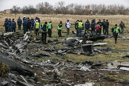Погрузка обломков разбившегося под Донецком Boeing 777 для отправки в Нидерланды