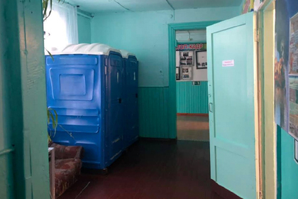 Российских школьников обрекли ходить в туалет на улицу