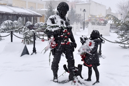 Памятник «Вежливым людям» в Крыму облили краской