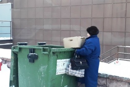 В «Пятерочке» проигнорировали сообщения о пенсионерах у мусорных баков магазина