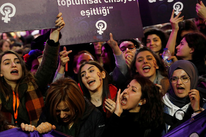 Турецких феминисток разогнали пулями и газом