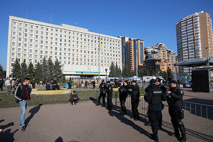 МВД Украины пригрозило «быстро остудить» собравшихся у ЦИК демонстрантов