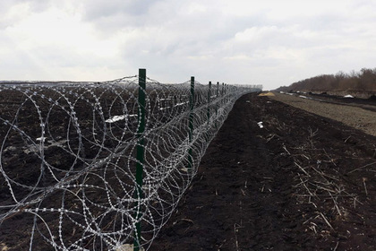Украина начала укреплять границу с Россией и копать рвы