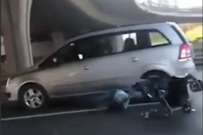 Россиянка с коляской перебежала многополосную магистраль и попала в ДТП