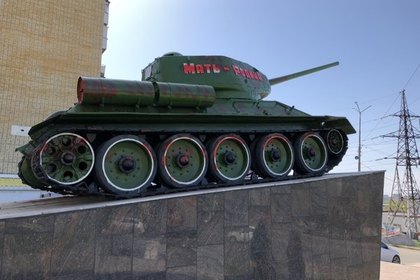 Россиянин испортил памятник и попросил перекрасить его в «достойный цвет»