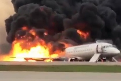 Названы возможные причины пожара на борту севшего в Москве самолета