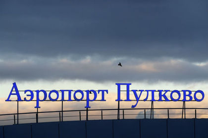 Пассажирский самолет экстренно сел в Петербурге