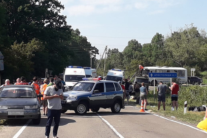 13 пассажиров пострадали после столкновения поезда и грузовика на юге России