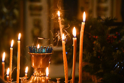С россиянки потребовали тысячу рублей за свою свечу в храме