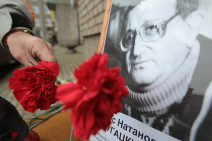 Власти объяснили ситуацию с мемориальной доской Борису Стругацкому