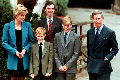 Принцесса Диана с сыновьями, принцами Гарри и Уильямом, мужем, принцем Чарльзом, и директором Итона Эндрю Гейли (во втором ряду), 1995 год 