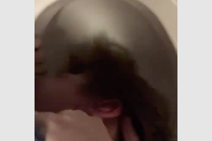 Российские школьники окунули сверстника головой в унитаз и сняли это на видео