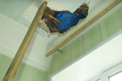 Россиянин провалился в чужую квартиру сквозь сгнивший потолок
