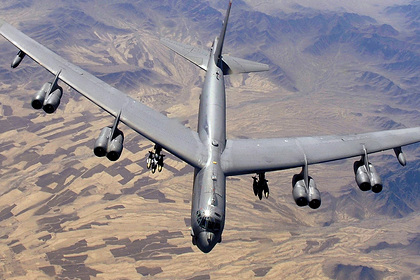 Искрящийся стратегический бомбардировщик B-52H пошел морщинами