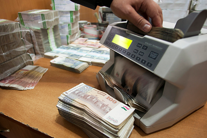 Таджикам запретят отправлять деньги домой из России