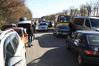 Очередь из автомобилей перед КПП «Александровка»
