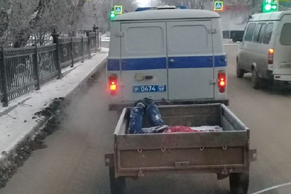 Российские полицейские погрузили труп в прицеп и поехали в морг