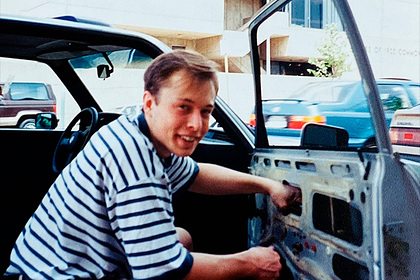 Опубликован снимок молодого Илона Маска за починкой сломанной машины