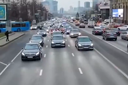 Движение в центре Москвы перекрыли ради съемок клипа