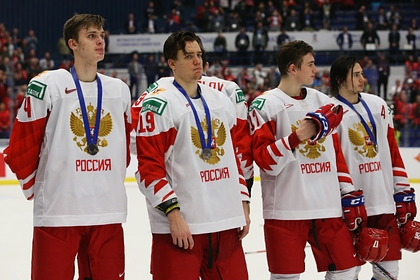 Хоккеисты молодежной сборной России на церемонии награждения 