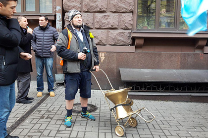 Сторонники Порошенко разбили золотой унитаз