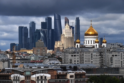 Вид на храм Христа Спасителя и «Москва-Сити»