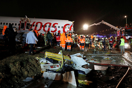 Названа причина аварийной посадки переломившегося пополам самолета