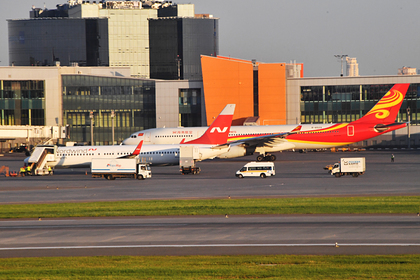 На заднем плане — самолет авиакомпании Hainan Airlines