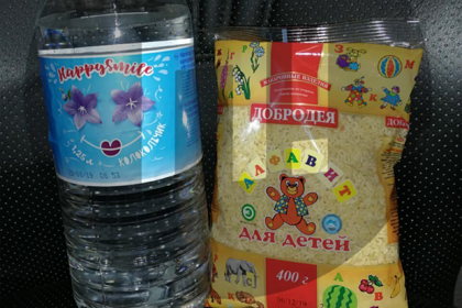 Российских отличников наградили макаронами и просроченным лимонадом