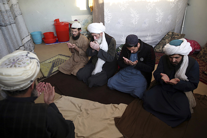 Талибы-заключенные молятся