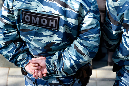 Бойцы ОМОН взяли под охрану санаторий с зараженными коронавирусом россиянами