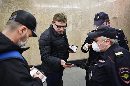 В московском метро образовались очереди из-за проверки пропусков