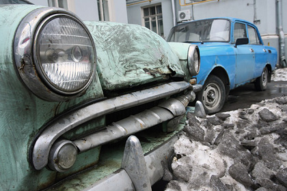 Россиян захотели штрафовать за старые брошенные машины и сосульки на доме